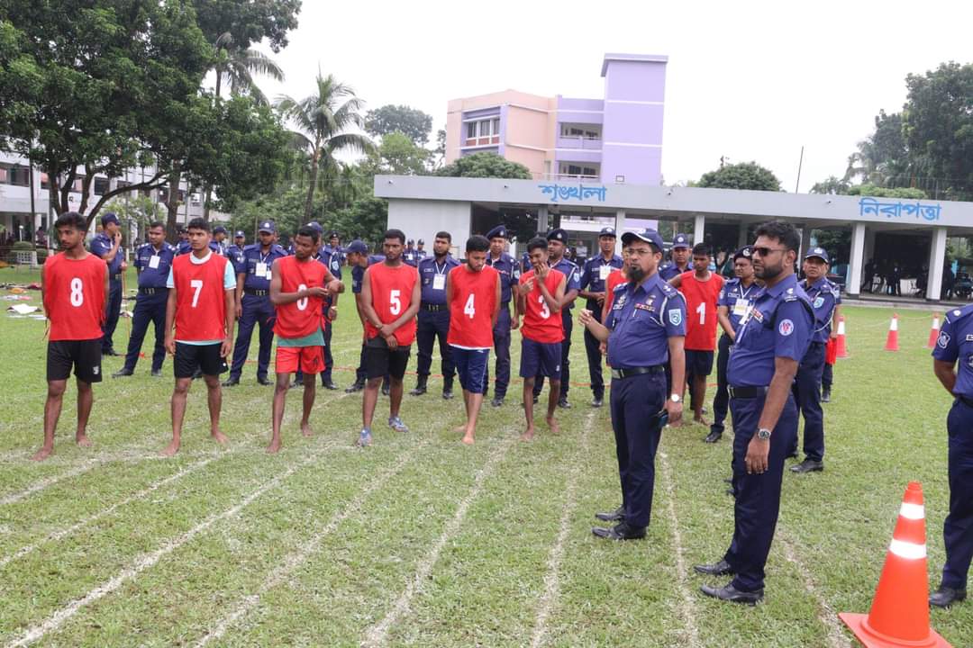 নাটোরে পুলিশ কনস্টেবল নিয়োগে অনিয়মের অভিযোগ, আবেদনকারীদের বিক্ষোভ