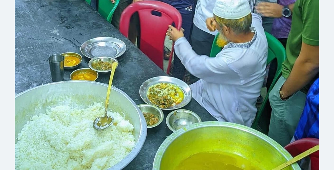 হলের খাবারে শামুক, ম্যানেজারকেই খাওয়ালেন শিক্ষার্থীরা