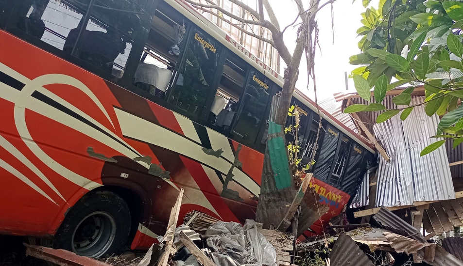 কক্সবাজারে লরির ধাক্কায় দুইজনসহ নিহত ৩